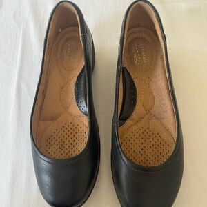Classic Black Flats with Cushioned Comfort